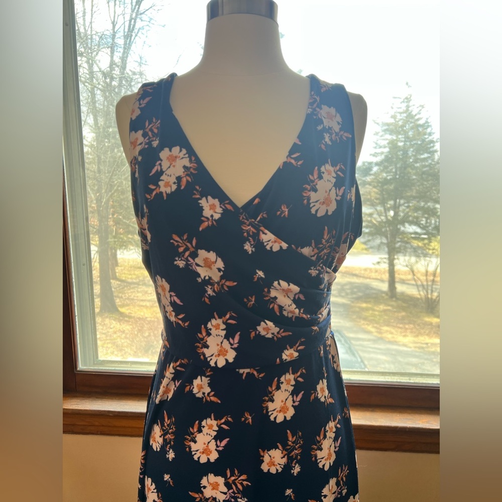 Gilli Floral Dress - very flattering - Picture 2 of 5